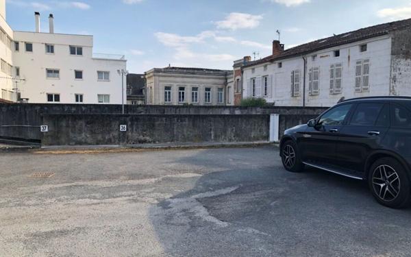Stationnement à louer    Saintes