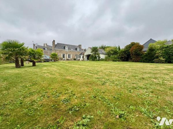 À vendre – Demeure de caractère à Cancale-Maison en pierres 4 chambres + dependances+studio+garage
