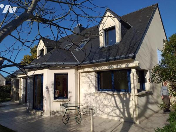 Bourg maison 4 chambres + 1 bureau + grenier aménageable- garage sur terrain de 937m²