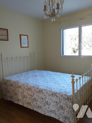 Bourg maison 4 chambres + 1 bureau + grenier aménageable- garage sur terrain de 937m²