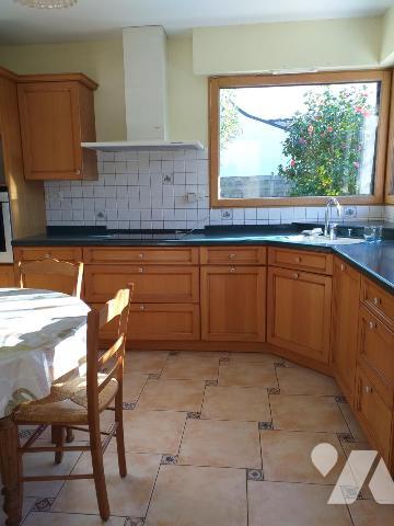 Bourg maison 4 chambres + 1 bureau + grenier aménageable- garage sur terrain de 937m²