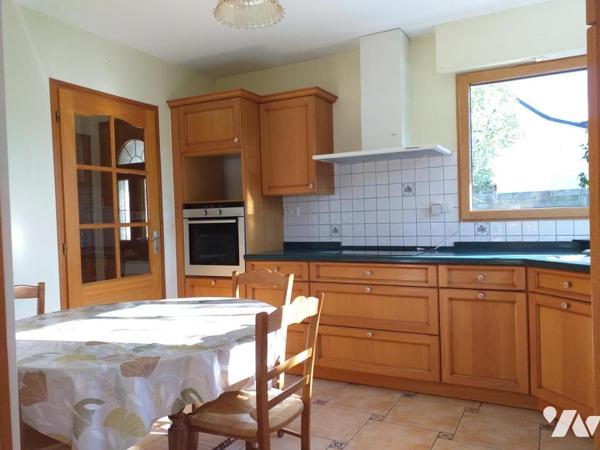 Bourg maison 4 chambres + 1 bureau + grenier aménageable- garage sur terrain de 937m²