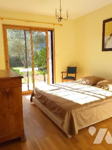 Bourg maison 4 chambres + 1 bureau + grenier aménageable- garage sur terrain de 937m²