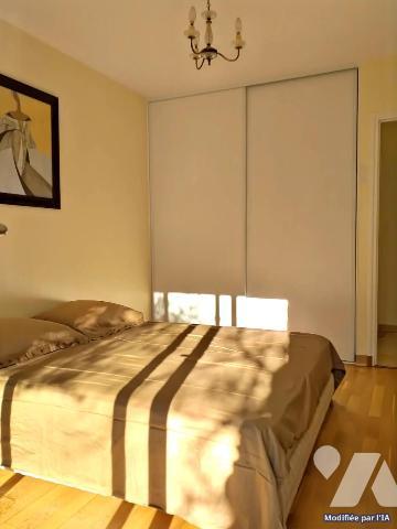 Bourg maison 4 chambres + 1 bureau + grenier aménageable- garage sur terrain de 937m²