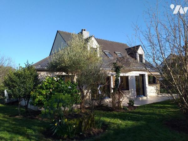 Bourg maison 4 chambres + 1 bureau + grenier aménageable- garage sur terrain de 937m²