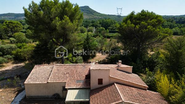 Exclusivité - Au cœur d'un environnement naturel préservé, découvrez cette propriété pleine de charme offrant un potentiel de rénovation exceptionnel. Située sur le village recherché de Ventabren situé à 15 min de la gare TGV et à 15 min de l'aéroport.

Édifiée sur une magnifique parcelle arborée de plus de 4 800 m², en zone naturelle, cette maison séduira les amoureux de nature, de calme et des projets de rénovation.

La maison développe 146 m² habitables de plain-pied principalement, offrant une distribution des pièces cohérente et fonctionnelle, comprenant actuellement :
- une entrée,
- un grand séjour avec une cuisine ouverte d'environ 50 m², avec véranda attenante
- une grande arrière cuisine 
- trois chambres,
- une salle de bains
- WC séparé
- un espace nuit supplémentaire ou bureau dans les combles de 12m2

Elle bénéficie également de plus de 80 m² d'espaces annexes, offrant de nombreuses possibilités d'utilisation, sous réserve des autorisations d'urbanisme éventuellement requises :
- un garage d'environ 27 m²
- un atelier d'environ 24 m²
- une véranda d'environ 21 m²
- une véranda d'entrée d'environ 15 m²

La toiture a été refaite il y a 10 ans, constituant un atout appréciable dans le cadre de la rénovation.

L'ensemble nécessite aujourd'hui une rénovation complète, laissant libre cours à tous vos projets d'aménagement et de personnalisation.
L'installation d'assainissement individuel est non conforme.

Les atouts:
- 134 m² habitables de plain-pied.
- Plus de 4 800 m² de terrain arboré.
- Secteur recherché de Ventabren.
- Environnement calme, sans vis-à-vis.
- Nombreuses annexes et possibilités
- Toiture récente
- Très fort potentiel de valorisation.

Un bien rare destiné aux amateurs de rénovation souhaitant créer un lieu de vie unique dans l'un des secteurs les plus recherchés de Ventabren.
Un véritable écrin de nature, à découvrir sans tarder