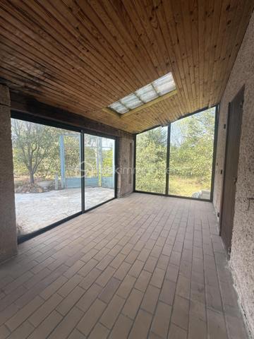 Exclusivité - Au cœur d'un environnement naturel préservé, découvrez cette propriété pleine de charme offrant un potentiel de rénovation exceptionnel. Située sur le village recherché de Ventabren situé à 15 min de la gare TGV et à 15 min de l'aéroport.

Édifiée sur une magnifique parcelle arborée de plus de 4 800 m², en zone naturelle, cette maison séduira les amoureux de nature, de calme et des projets de rénovation.

La maison développe 146 m² habitables de plain-pied principalement, offrant une distribution des pièces cohérente et fonctionnelle, comprenant actuellement :
- une entrée,
- un grand séjour avec une cuisine ouverte d'environ 50 m², avec véranda attenante
- une grande arrière cuisine 
- trois chambres,
- une salle de bains
- WC séparé
- un espace nuit supplémentaire ou bureau dans les combles de 12m2

Elle bénéficie également de plus de 80 m² d'espaces annexes, offrant de nombreuses possibilités d'utilisation, sous réserve des autorisations d'urbanisme éventuellement requises :
- un garage d'environ 27 m²
- un atelier d'environ 24 m²
- une véranda d'environ 21 m²
- une véranda d'entrée d'environ 15 m²

La toiture a été refaite il y a 10 ans, constituant un atout appréciable dans le cadre de la rénovation.

L'ensemble nécessite aujourd'hui une rénovation complète, laissant libre cours à tous vos projets d'aménagement et de personnalisation.
L'installation d'assainissement individuel est non conforme.

Les atouts:
- 134 m² habitables de plain-pied.
- Plus de 4 800 m² de terrain arboré.
- Secteur recherché de Ventabren.
- Environnement calme, sans vis-à-vis.
- Nombreuses annexes et possibilités
- Toiture récente
- Très fort potentiel de valorisation.

Un bien rare destiné aux amateurs de rénovation souhaitant créer un lieu de vie unique dans l'un des secteurs les plus recherchés de Ventabren.
Un véritable écrin de nature, à découvrir sans tarder