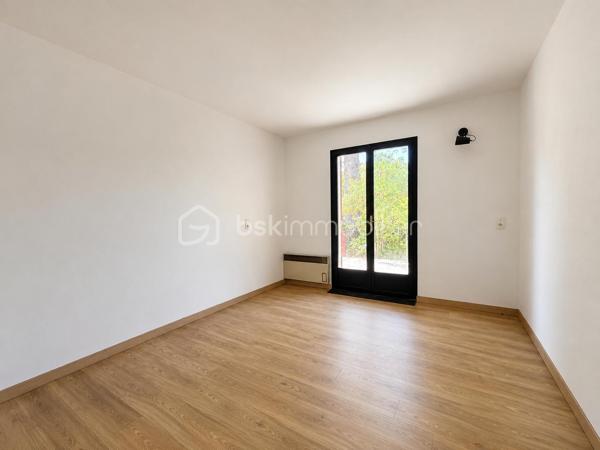 Exclusivité - Au cœur d'un environnement naturel préservé, découvrez cette propriété pleine de charme offrant un potentiel de rénovation exceptionnel. Située sur le village recherché de Ventabren situé à 15 min de la gare TGV et à 15 min de l'aéroport.

Édifiée sur une magnifique parcelle arborée de plus de 4 800 m², en zone naturelle, cette maison séduira les amoureux de nature, de calme et des projets de rénovation.

La maison développe 146 m² habitables de plain-pied principalement, offrant une distribution des pièces cohérente et fonctionnelle, comprenant actuellement :
- une entrée,
- un grand séjour avec une cuisine ouverte d'environ 50 m², avec véranda attenante
- une grande arrière cuisine 
- trois chambres,
- une salle de bains
- WC séparé
- un espace nuit supplémentaire ou bureau dans les combles de 12m2

Elle bénéficie également de plus de 80 m² d'espaces annexes, offrant de nombreuses possibilités d'utilisation, sous réserve des autorisations d'urbanisme éventuellement requises :
- un garage d'environ 27 m²
- un atelier d'environ 24 m²
- une véranda d'environ 21 m²
- une véranda d'entrée d'environ 15 m²

La toiture a été refaite il y a 10 ans, constituant un atout appréciable dans le cadre de la rénovation.

L'ensemble nécessite aujourd'hui une rénovation complète, laissant libre cours à tous vos projets d'aménagement et de personnalisation.
L'installation d'assainissement individuel est non conforme.

Les atouts:
- 134 m² habitables de plain-pied.
- Plus de 4 800 m² de terrain arboré.
- Secteur recherché de Ventabren.
- Environnement calme, sans vis-à-vis.
- Nombreuses annexes et possibilités
- Toiture récente
- Très fort potentiel de valorisation.

Un bien rare destiné aux amateurs de rénovation souhaitant créer un lieu de vie unique dans l'un des secteurs les plus recherchés de Ventabren.
Un véritable écrin de nature, à découvrir sans tarder