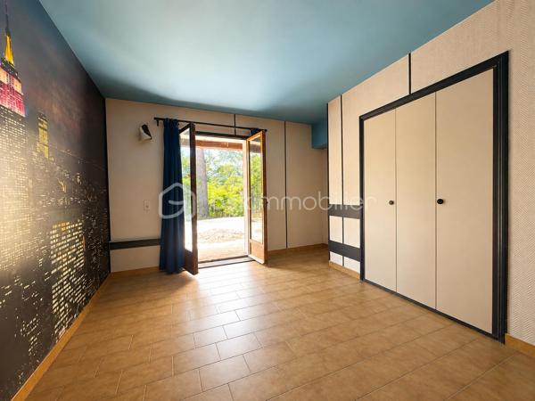 Exclusivité - Au cœur d'un environnement naturel préservé, découvrez cette propriété pleine de charme offrant un potentiel de rénovation exceptionnel. Située sur le village recherché de Ventabren situé à 15 min de la gare TGV et à 15 min de l'aéroport.

Édifiée sur une magnifique parcelle arborée de plus de 4 800 m², en zone naturelle, cette maison séduira les amoureux de nature, de calme et des projets de rénovation.

La maison développe 146 m² habitables de plain-pied principalement, offrant une distribution des pièces cohérente et fonctionnelle, comprenant actuellement :
- une entrée,
- un grand séjour avec une cuisine ouverte d'environ 50 m², avec véranda attenante
- une grande arrière cuisine 
- trois chambres,
- une salle de bains
- WC séparé
- un espace nuit supplémentaire ou bureau dans les combles de 12m2

Elle bénéficie également de plus de 80 m² d'espaces annexes, offrant de nombreuses possibilités d'utilisation, sous réserve des autorisations d'urbanisme éventuellement requises :
- un garage d'environ 27 m²
- un atelier d'environ 24 m²
- une véranda d'environ 21 m²
- une véranda d'entrée d'environ 15 m²

La toiture a été refaite il y a 10 ans, constituant un atout appréciable dans le cadre de la rénovation.

L'ensemble nécessite aujourd'hui une rénovation complète, laissant libre cours à tous vos projets d'aménagement et de personnalisation.
L'installation d'assainissement individuel est non conforme.

Les atouts:
- 134 m² habitables de plain-pied.
- Plus de 4 800 m² de terrain arboré.
- Secteur recherché de Ventabren.
- Environnement calme, sans vis-à-vis.
- Nombreuses annexes et possibilités
- Toiture récente
- Très fort potentiel de valorisation.

Un bien rare destiné aux amateurs de rénovation souhaitant créer un lieu de vie unique dans l'un des secteurs les plus recherchés de Ventabren.
Un véritable écrin de nature, à découvrir sans tarder