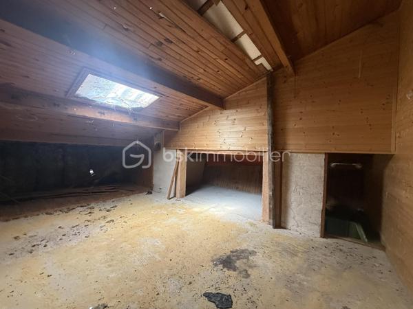 Exclusivité - Au cœur d'un environnement naturel préservé, découvrez cette propriété pleine de charme offrant un potentiel de rénovation exceptionnel. Située sur le village recherché de Ventabren situé à 15 min de la gare TGV et à 15 min de l'aéroport.

Édifiée sur une magnifique parcelle arborée de plus de 4 800 m², en zone naturelle, cette maison séduira les amoureux de nature, de calme et des projets de rénovation.

La maison développe 146 m² habitables de plain-pied principalement, offrant une distribution des pièces cohérente et fonctionnelle, comprenant actuellement :
- une entrée,
- un grand séjour avec une cuisine ouverte d'environ 50 m², avec véranda attenante
- une grande arrière cuisine 
- trois chambres,
- une salle de bains
- WC séparé
- un espace nuit supplémentaire ou bureau dans les combles de 12m2

Elle bénéficie également de plus de 80 m² d'espaces annexes, offrant de nombreuses possibilités d'utilisation, sous réserve des autorisations d'urbanisme éventuellement requises :
- un garage d'environ 27 m²
- un atelier d'environ 24 m²
- une véranda d'environ 21 m²
- une véranda d'entrée d'environ 15 m²

La toiture a été refaite il y a 10 ans, constituant un atout appréciable dans le cadre de la rénovation.

L'ensemble nécessite aujourd'hui une rénovation complète, laissant libre cours à tous vos projets d'aménagement et de personnalisation.
L'installation d'assainissement individuel est non conforme.

Les atouts:
- 134 m² habitables de plain-pied.
- Plus de 4 800 m² de terrain arboré.
- Secteur recherché de Ventabren.
- Environnement calme, sans vis-à-vis.
- Nombreuses annexes et possibilités
- Toiture récente
- Très fort potentiel de valorisation.

Un bien rare destiné aux amateurs de rénovation souhaitant créer un lieu de vie unique dans l'un des secteurs les plus recherchés de Ventabren.
Un véritable écrin de nature, à découvrir sans tarder