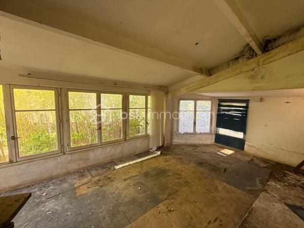 Exclusivité - Au cœur d'un environnement naturel préservé, découvrez cette propriété pleine de charme offrant un potentiel de rénovation exceptionnel. Située sur le village recherché de Ventabren situé à 15 min de la gare TGV et à 15 min de l'aéroport.

Édifiée sur une magnifique parcelle arborée de plus de 4 800 m², en zone naturelle, cette maison séduira les amoureux de nature, de calme et des projets de rénovation.

La maison développe 146 m² habitables de plain-pied principalement, offrant une distribution des pièces cohérente et fonctionnelle, comprenant actuellement :
- une entrée,
- un grand séjour avec une cuisine ouverte d'environ 50 m², avec véranda attenante
- une grande arrière cuisine 
- trois chambres,
- une salle de bains
- WC séparé
- un espace nuit supplémentaire ou bureau dans les combles de 12m2

Elle bénéficie également de plus de 80 m² d'espaces annexes, offrant de nombreuses possibilités d'utilisation, sous réserve des autorisations d'urbanisme éventuellement requises :
- un garage d'environ 27 m²
- un atelier d'environ 24 m²
- une véranda d'environ 21 m²
- une véranda d'entrée d'environ 15 m²

La toiture a été refaite il y a 10 ans, constituant un atout appréciable dans le cadre de la rénovation.

L'ensemble nécessite aujourd'hui une rénovation complète, laissant libre cours à tous vos projets d'aménagement et de personnalisation.
L'installation d'assainissement individuel est non conforme.

Les atouts:
- 134 m² habitables de plain-pied.
- Plus de 4 800 m² de terrain arboré.
- Secteur recherché de Ventabren.
- Environnement calme, sans vis-à-vis.
- Nombreuses annexes et possibilités
- Toiture récente
- Très fort potentiel de valorisation.

Un bien rare destiné aux amateurs de rénovation souhaitant créer un lieu de vie unique dans l'un des secteurs les plus recherchés de Ventabren.
Un véritable écrin de nature, à découvrir sans tarder