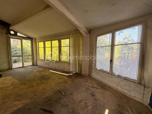 Exclusivité - Au cœur d'un environnement naturel préservé, découvrez cette propriété pleine de charme offrant un potentiel de rénovation exceptionnel. Située sur le village recherché de Ventabren situé à 15 min de la gare TGV et à 15 min de l'aéroport.

Édifiée sur une magnifique parcelle arborée de plus de 4 800 m², en zone naturelle, cette maison séduira les amoureux de nature, de calme et des projets de rénovation.

La maison développe 146 m² habitables de plain-pied principalement, offrant une distribution des pièces cohérente et fonctionnelle, comprenant actuellement :
- une entrée,
- un grand séjour avec une cuisine ouverte d'environ 50 m², avec véranda attenante
- une grande arrière cuisine 
- trois chambres,
- une salle de bains
- WC séparé
- un espace nuit supplémentaire ou bureau dans les combles de 12m2

Elle bénéficie également de plus de 80 m² d'espaces annexes, offrant de nombreuses possibilités d'utilisation, sous réserve des autorisations d'urbanisme éventuellement requises :
- un garage d'environ 27 m²
- un atelier d'environ 24 m²
- une véranda d'environ 21 m²
- une véranda d'entrée d'environ 15 m²

La toiture a été refaite il y a 10 ans, constituant un atout appréciable dans le cadre de la rénovation.

L'ensemble nécessite aujourd'hui une rénovation complète, laissant libre cours à tous vos projets d'aménagement et de personnalisation.
L'installation d'assainissement individuel est non conforme.

Les atouts:
- 134 m² habitables de plain-pied.
- Plus de 4 800 m² de terrain arboré.
- Secteur recherché de Ventabren.
- Environnement calme, sans vis-à-vis.
- Nombreuses annexes et possibilités
- Toiture récente
- Très fort potentiel de valorisation.

Un bien rare destiné aux amateurs de rénovation souhaitant créer un lieu de vie unique dans l'un des secteurs les plus recherchés de Ventabren.
Un véritable écrin de nature, à découvrir sans tarder