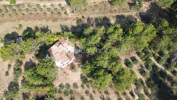 Exclusivité - Au cœur d'un environnement naturel préservé, découvrez cette propriété pleine de charme offrant un potentiel de rénovation exceptionnel. Située sur le village recherché de Ventabren situé à 15 min de la gare TGV et à 15 min de l'aéroport.

Édifiée sur une magnifique parcelle arborée de plus de 4 800 m², en zone naturelle, cette maison séduira les amoureux de nature, de calme et des projets de rénovation.

La maison développe 146 m² habitables de plain-pied principalement, offrant une distribution des pièces cohérente et fonctionnelle, comprenant actuellement :
- une entrée,
- un grand séjour avec une cuisine ouverte d'environ 50 m², avec véranda attenante
- une grande arrière cuisine 
- trois chambres,
- une salle de bains
- WC séparé
- un espace nuit supplémentaire ou bureau dans les combles de 12m2

Elle bénéficie également de plus de 80 m² d'espaces annexes, offrant de nombreuses possibilités d'utilisation, sous réserve des autorisations d'urbanisme éventuellement requises :
- un garage d'environ 27 m²
- un atelier d'environ 24 m²
- une véranda d'environ 21 m²
- une véranda d'entrée d'environ 15 m²

La toiture a été refaite il y a 10 ans, constituant un atout appréciable dans le cadre de la rénovation.

L'ensemble nécessite aujourd'hui une rénovation complète, laissant libre cours à tous vos projets d'aménagement et de personnalisation.
L'installation d'assainissement individuel est non conforme.

Les atouts:
- 134 m² habitables de plain-pied.
- Plus de 4 800 m² de terrain arboré.
- Secteur recherché de Ventabren.
- Environnement calme, sans vis-à-vis.
- Nombreuses annexes et possibilités
- Toiture récente
- Très fort potentiel de valorisation.

Un bien rare destiné aux amateurs de rénovation souhaitant créer un lieu de vie unique dans l'un des secteurs les plus recherchés de Ventabren.
Un véritable écrin de nature, à découvrir sans tarder