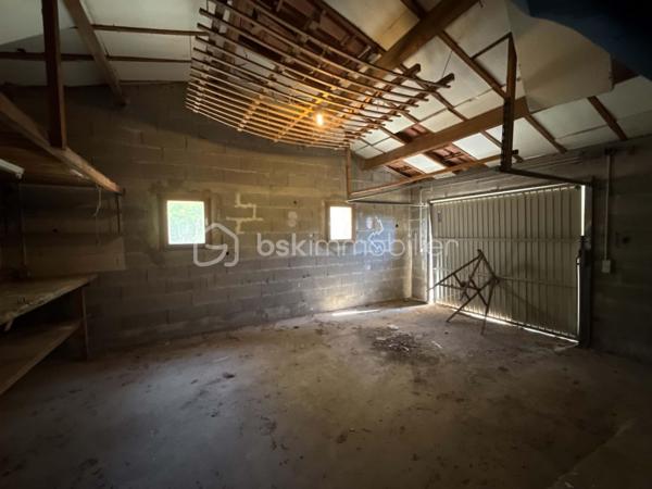 Exclusivité - Au cœur d'un environnement naturel préservé, découvrez cette propriété pleine de charme offrant un potentiel de rénovation exceptionnel. Située sur le village recherché de Ventabren situé à 15 min de la gare TGV et à 15 min de l'aéroport.

Édifiée sur une magnifique parcelle arborée de plus de 4 800 m², en zone naturelle, cette maison séduira les amoureux de nature, de calme et des projets de rénovation.

La maison développe 146 m² habitables de plain-pied principalement, offrant une distribution des pièces cohérente et fonctionnelle, comprenant actuellement :
- une entrée,
- un grand séjour avec une cuisine ouverte d'environ 50 m², avec véranda attenante
- une grande arrière cuisine 
- trois chambres,
- une salle de bains
- WC séparé
- un espace nuit supplémentaire ou bureau dans les combles de 12m2

Elle bénéficie également de plus de 80 m² d'espaces annexes, offrant de nombreuses possibilités d'utilisation, sous réserve des autorisations d'urbanisme éventuellement requises :
- un garage d'environ 27 m²
- un atelier d'environ 24 m²
- une véranda d'environ 21 m²
- une véranda d'entrée d'environ 15 m²

La toiture a été refaite il y a 10 ans, constituant un atout appréciable dans le cadre de la rénovation.

L'ensemble nécessite aujourd'hui une rénovation complète, laissant libre cours à tous vos projets d'aménagement et de personnalisation.
L'installation d'assainissement individuel est non conforme.

Les atouts:
- 134 m² habitables de plain-pied.
- Plus de 4 800 m² de terrain arboré.
- Secteur recherché de Ventabren.
- Environnement calme, sans vis-à-vis.
- Nombreuses annexes et possibilités
- Toiture récente
- Très fort potentiel de valorisation.

Un bien rare destiné aux amateurs de rénovation souhaitant créer un lieu de vie unique dans l'un des secteurs les plus recherchés de Ventabren.
Un véritable écrin de nature, à découvrir sans tarder