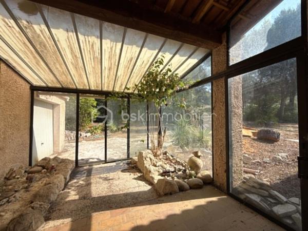 Exclusivité - Au cœur d'un environnement naturel préservé, découvrez cette propriété pleine de charme offrant un potentiel de rénovation exceptionnel. Située sur le village recherché de Ventabren situé à 15 min de la gare TGV et à 15 min de l'aéroport.

Édifiée sur une magnifique parcelle arborée de plus de 4 800 m², en zone naturelle, cette maison séduira les amoureux de nature, de calme et des projets de rénovation.

La maison développe 146 m² habitables de plain-pied principalement, offrant une distribution des pièces cohérente et fonctionnelle, comprenant actuellement :
- une entrée,
- un grand séjour avec une cuisine ouverte d'environ 50 m², avec véranda attenante
- une grande arrière cuisine 
- trois chambres,
- une salle de bains
- WC séparé
- un espace nuit supplémentaire ou bureau dans les combles de 12m2

Elle bénéficie également de plus de 80 m² d'espaces annexes, offrant de nombreuses possibilités d'utilisation, sous réserve des autorisations d'urbanisme éventuellement requises :
- un garage d'environ 27 m²
- un atelier d'environ 24 m²
- une véranda d'environ 21 m²
- une véranda d'entrée d'environ 15 m²

La toiture a été refaite il y a 10 ans, constituant un atout appréciable dans le cadre de la rénovation.

L'ensemble nécessite aujourd'hui une rénovation complète, laissant libre cours à tous vos projets d'aménagement et de personnalisation.
L'installation d'assainissement individuel est non conforme.

Les atouts:
- 134 m² habitables de plain-pied.
- Plus de 4 800 m² de terrain arboré.
- Secteur recherché de Ventabren.
- Environnement calme, sans vis-à-vis.
- Nombreuses annexes et possibilités
- Toiture récente
- Très fort potentiel de valorisation.

Un bien rare destiné aux amateurs de rénovation souhaitant créer un lieu de vie unique dans l'un des secteurs les plus recherchés de Ventabren.
Un véritable écrin de nature, à découvrir sans tarder