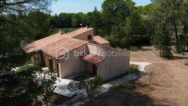 Exclusivité - Au cœur d'un environnement naturel préservé, découvrez cette propriété pleine de charme offrant un potentiel de rénovation exceptionnel. Située sur le village recherché de Ventabren situé à 15 min de la gare TGV et à 15 min de l'aéroport.

Édifiée sur une magnifique parcelle arborée de plus de 4 800 m², en zone naturelle, cette maison séduira les amoureux de nature, de calme et des projets de rénovation.

La maison développe 146 m² habitables de plain-pied principalement, offrant une distribution des pièces cohérente et fonctionnelle, comprenant actuellement :
- une entrée,
- un grand séjour avec une cuisine ouverte d'environ 50 m², avec véranda attenante
- une grande arrière cuisine 
- trois chambres,
- une salle de bains
- WC séparé
- un espace nuit supplémentaire ou bureau dans les combles de 12m2

Elle bénéficie également de plus de 80 m² d'espaces annexes, offrant de nombreuses possibilités d'utilisation, sous réserve des autorisations d'urbanisme éventuellement requises :
- un garage d'environ 27 m²
- un atelier d'environ 24 m²
- une véranda d'environ 21 m²
- une véranda d'entrée d'environ 15 m²

La toiture a été refaite il y a 10 ans, constituant un atout appréciable dans le cadre de la rénovation.

L'ensemble nécessite aujourd'hui une rénovation complète, laissant libre cours à tous vos projets d'aménagement et de personnalisation.
L'installation d'assainissement individuel est non conforme.

Les atouts:
- 134 m² habitables de plain-pied.
- Plus de 4 800 m² de terrain arboré.
- Secteur recherché de Ventabren.
- Environnement calme, sans vis-à-vis.
- Nombreuses annexes et possibilités
- Toiture récente
- Très fort potentiel de valorisation.

Un bien rare destiné aux amateurs de rénovation souhaitant créer un lieu de vie unique dans l'un des secteurs les plus recherchés de Ventabren.
Un véritable écrin de nature, à découvrir sans tarder