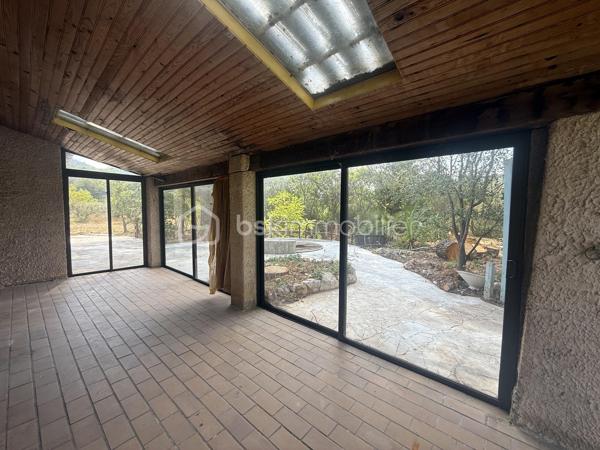 Exclusivité - Au cœur d'un environnement naturel préservé, découvrez cette propriété pleine de charme offrant un potentiel de rénovation exceptionnel. Située sur le village recherché de Ventabren situé à 15 min de la gare TGV et à 15 min de l'aéroport.

Édifiée sur une magnifique parcelle arborée de plus de 4 800 m², en zone naturelle, cette maison séduira les amoureux de nature, de calme et des projets de rénovation.

La maison développe 146 m² habitables de plain-pied principalement, offrant une distribution des pièces cohérente et fonctionnelle, comprenant actuellement :
- une entrée,
- un grand séjour avec une cuisine ouverte d'environ 50 m², avec véranda attenante
- une grande arrière cuisine 
- trois chambres,
- une salle de bains
- WC séparé
- un espace nuit supplémentaire ou bureau dans les combles de 12m2

Elle bénéficie également de plus de 80 m² d'espaces annexes, offrant de nombreuses possibilités d'utilisation, sous réserve des autorisations d'urbanisme éventuellement requises :
- un garage d'environ 27 m²
- un atelier d'environ 24 m²
- une véranda d'environ 21 m²
- une véranda d'entrée d'environ 15 m²

La toiture a été refaite il y a 10 ans, constituant un atout appréciable dans le cadre de la rénovation.

L'ensemble nécessite aujourd'hui une rénovation complète, laissant libre cours à tous vos projets d'aménagement et de personnalisation.
L'installation d'assainissement individuel est non conforme.

Les atouts:
- 134 m² habitables de plain-pied.
- Plus de 4 800 m² de terrain arboré.
- Secteur recherché de Ventabren.
- Environnement calme, sans vis-à-vis.
- Nombreuses annexes et possibilités
- Toiture récente
- Très fort potentiel de valorisation.

Un bien rare destiné aux amateurs de rénovation souhaitant créer un lieu de vie unique dans l'un des secteurs les plus recherchés de Ventabren.
Un véritable écrin de nature, à découvrir sans tarder