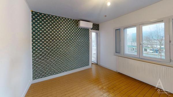 Appartement 4 pièces 70 m² Sur la commune de ECHIROLLES proche cours Jean Jaurès.