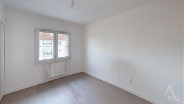 Appartement 4 pièces 70 m² Sur la commune de ECHIROLLES proche cours Jean Jaurès.