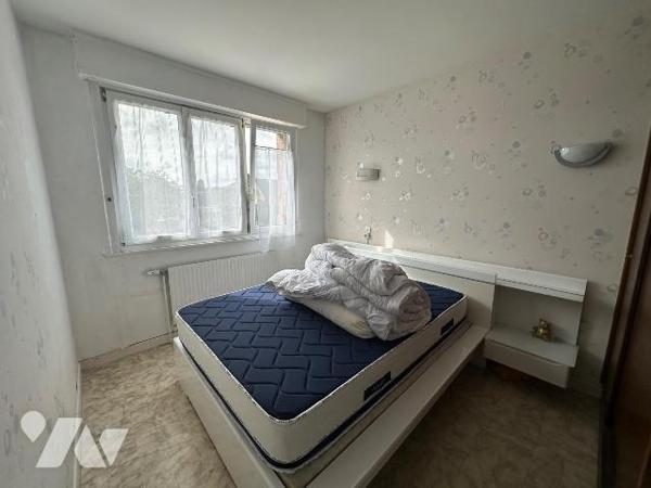Maison semi-individuelle à vendre à Petite-Synthe, construite en 1955, avec façade en brique et...
