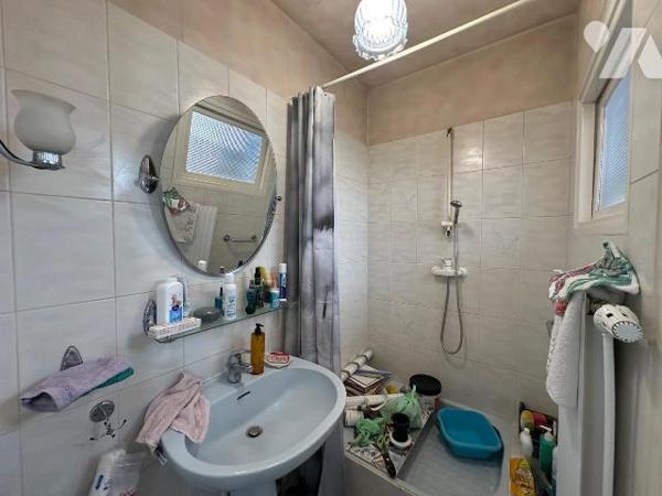 Maison semi-individuelle à vendre à Petite-Synthe, construite en 1955, avec façade en brique et...