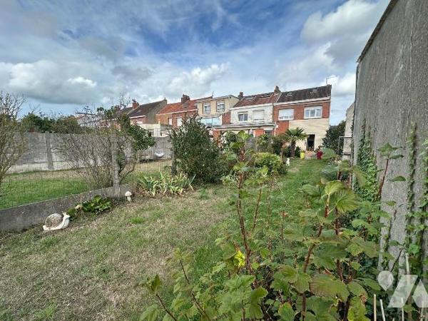 Maison semi-individuelle à vendre à Petite-Synthe, construite en 1955, avec façade en brique et...