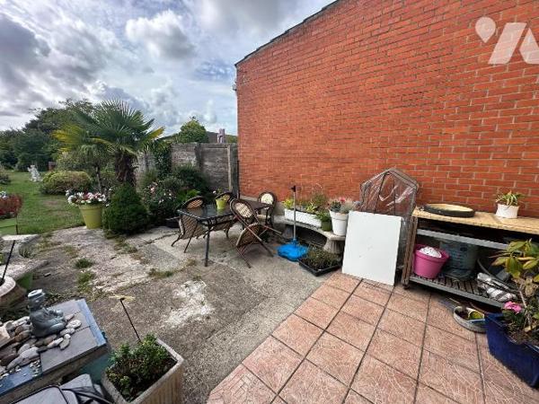 Maison semi-individuelle à vendre à Petite-Synthe, construite en 1955, avec façade en brique et...