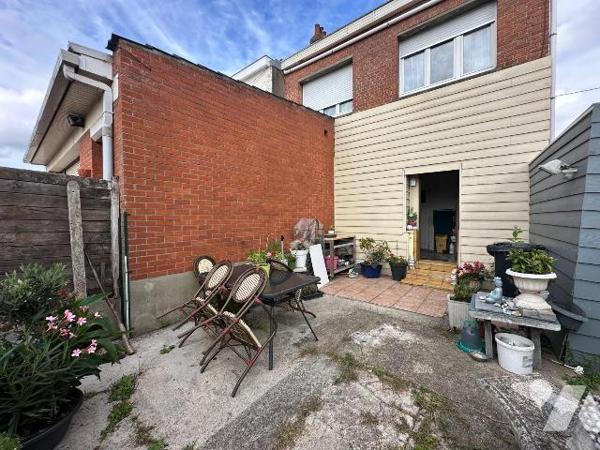 Maison semi-individuelle à vendre à Petite-Synthe, construite en 1955, avec façade en brique et...
