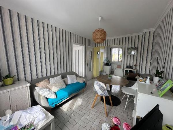 Maison semi-individuelle à vendre à Petite-Synthe, construite en 1955, avec façade en brique et...