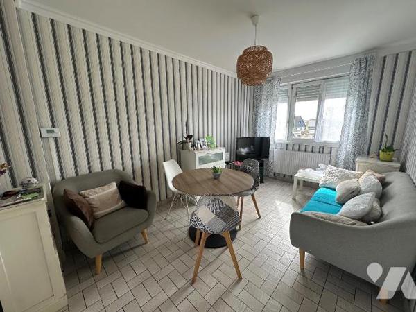 Maison semi-individuelle à vendre à Petite-Synthe, construite en 1955, avec façade en brique et...