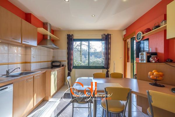 Belle maison d'architecte dans un cadre boisé à Landivisiau