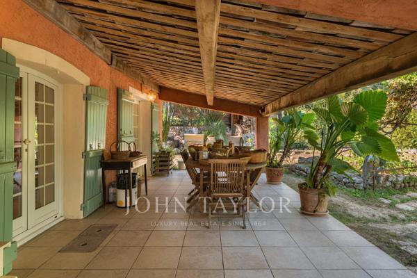 Bastide intemporelle du XVIIIe siècle avec jardin méditerranéen – Grasse, Saint-Jean