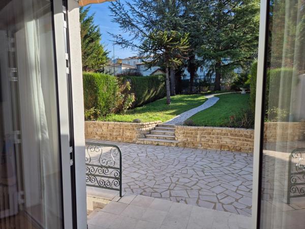 Maison en pierre sur sous-sol, jardin, 2 chambres, proximité transports et commerces