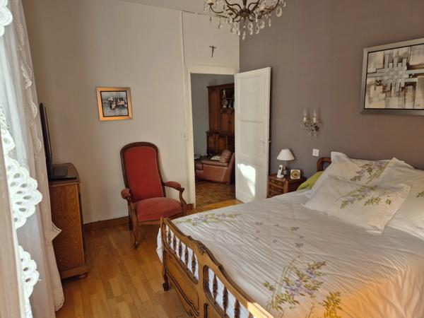 Maison en pierre sur sous-sol, jardin, 2 chambres, proximité transports et commerces