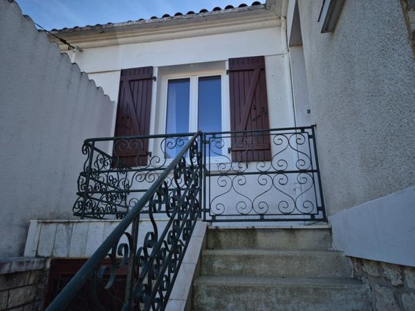 Maison en pierre sur sous-sol, jardin, 2 chambres, proximité transports et commerces