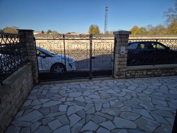 Maison en pierre sur sous-sol, jardin, 2 chambres, proximité transports et commerces