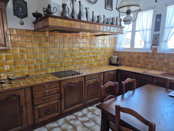 Maison en pierre sur sous-sol, jardin, 2 chambres, proximité transports et commerces