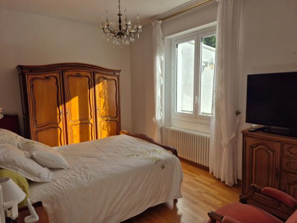 Maison en pierre sur sous-sol, jardin, 2 chambres, proximité transports et commerces