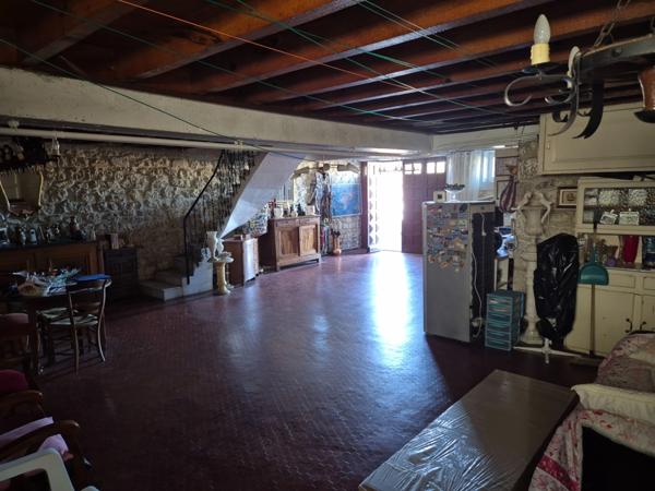 Maison en pierre sur sous-sol, jardin, 2 chambres, proximité transports et commerces