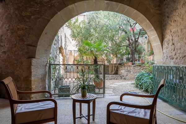 Au coeur de Lauris, une maison façonnée par les siècles