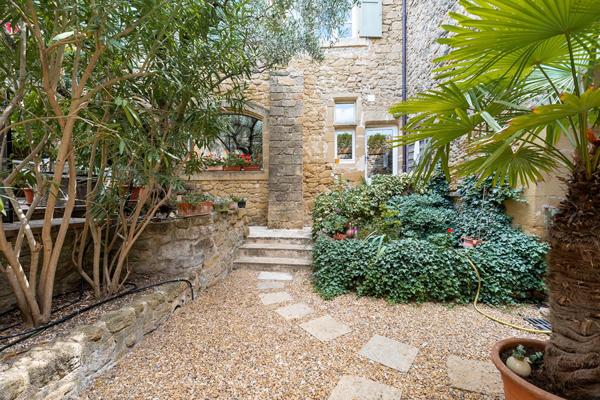 Au coeur de Lauris, une maison façonnée par les siècles
