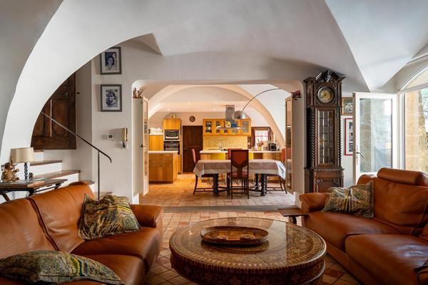 Au coeur de Lauris, une maison façonnée par les siècles