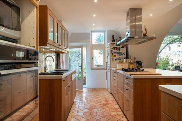 Au coeur de Lauris, une maison façonnée par les siècles