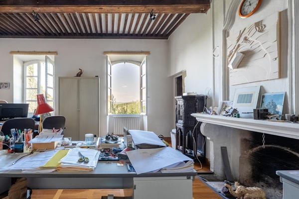 Au coeur de Lauris, une maison façonnée par les siècles