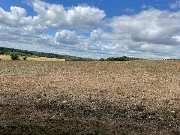 BONNES  terrain de 3600 m²