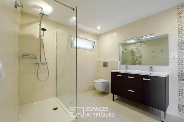 Propriété lumineuse avec piscine et vue dégagée