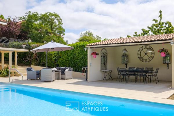 Propriété lumineuse avec piscine et vue dégagée