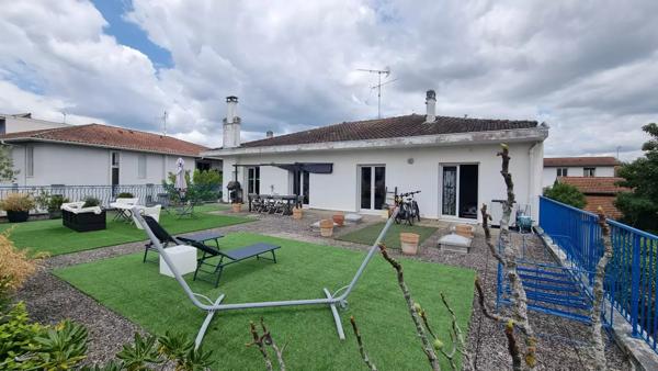 HYPER CENTRE de Dax, terrasse de 180m²