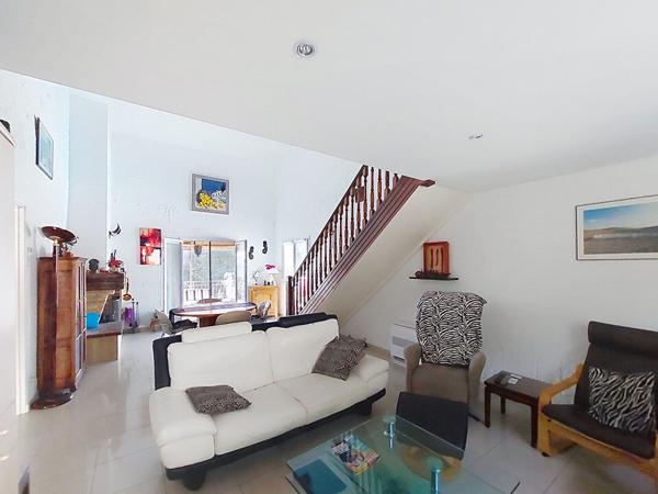 Villa La Seyne Sur Mer de 8 pièces de 221 m² avec piscine et garage sur un terrain de 886 m2