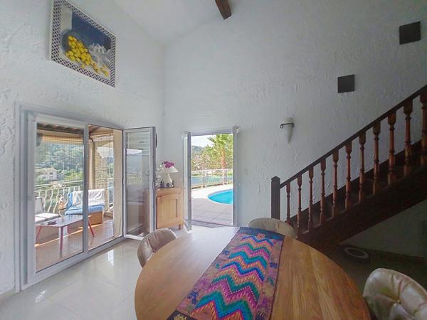 Villa La Seyne Sur Mer de 8 pièces de 221 m² avec piscine et garage sur un terrain de 886 m2